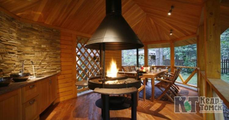 Летняя кухня в деревянном дом