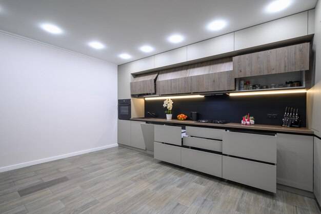Модный серый современный интерьер кухни с минималистичной мебелью