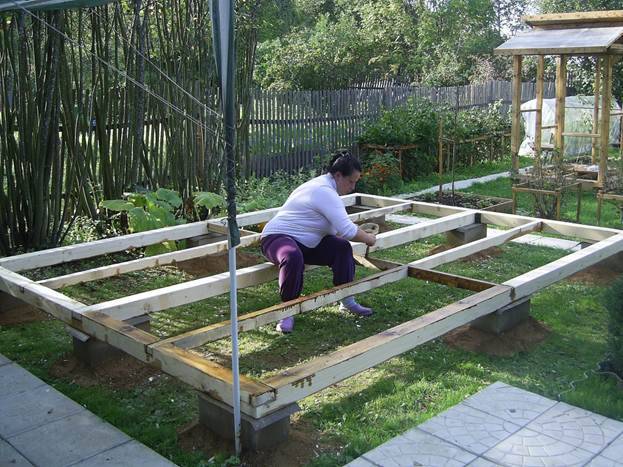 Как построить крытую летнюю кухню из дерева для отдыха на дач