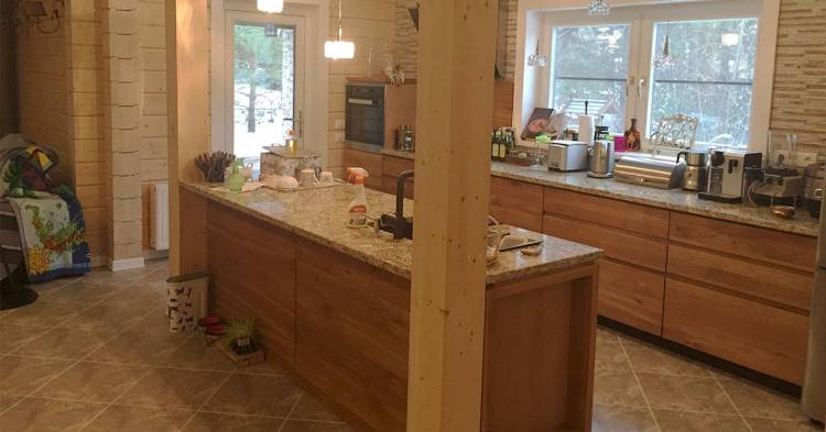 Внутренняя отделка кухни в деревянном доме из клеёного брус
