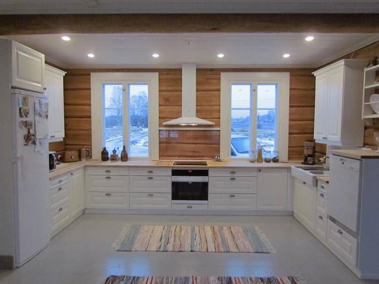 Белая кухня в деревянном доме дизай
