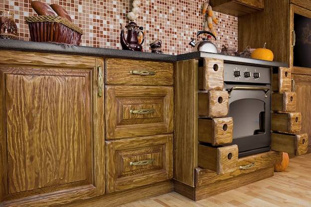 Деревянный кухонный гарнитур в интерьере в колониальном стиле