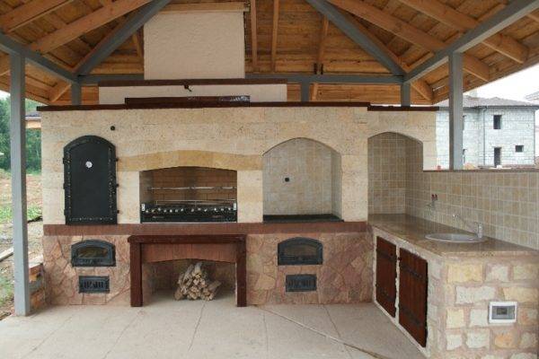 Летняя кухня на даче с барбекю мангалом