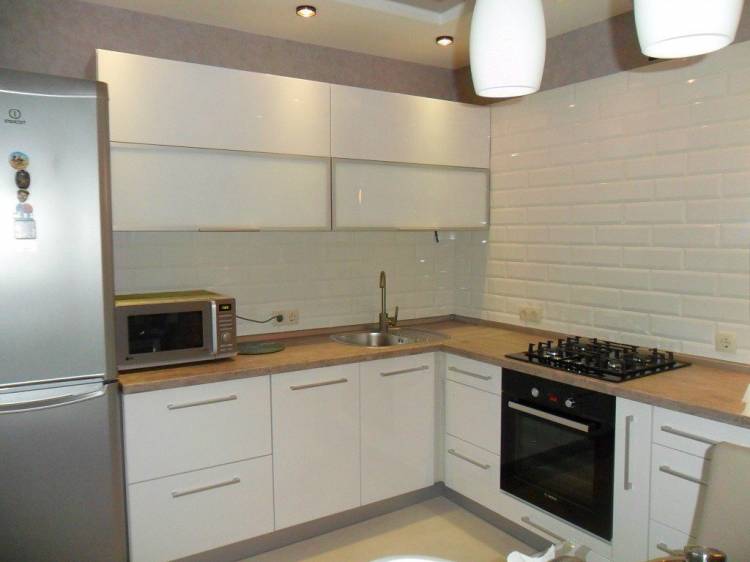 Белая угловая кухня в квартире: 82 фото в интерьере