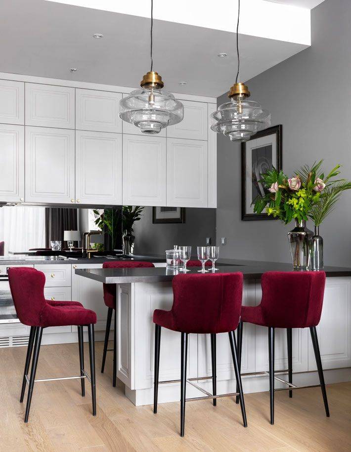 Легкий акцент на бургундский цвет в дизайне квартиры от Виктории Власовой