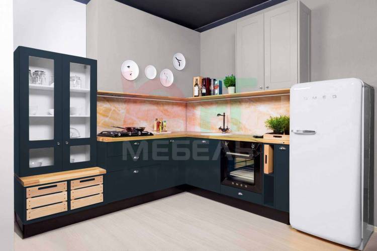 Встроенная современная кухня в сочетании серо-синего цвета и цвета серого шелка в Петрозаводск