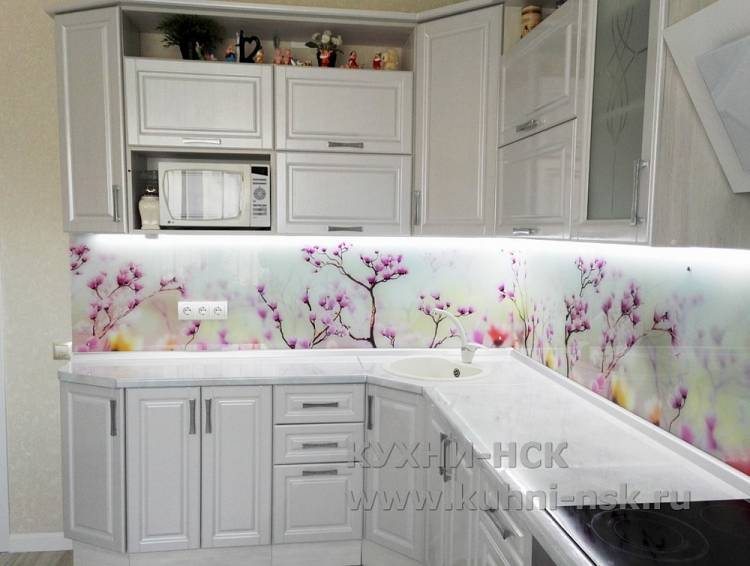 Белый угловой кухонный гарнитур на заказ в классическом стиле Лад