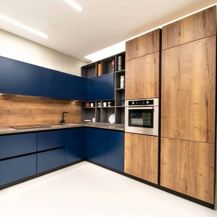 Синяя угловая кухня с пластиковыми фасадами в стиле Хай-Т