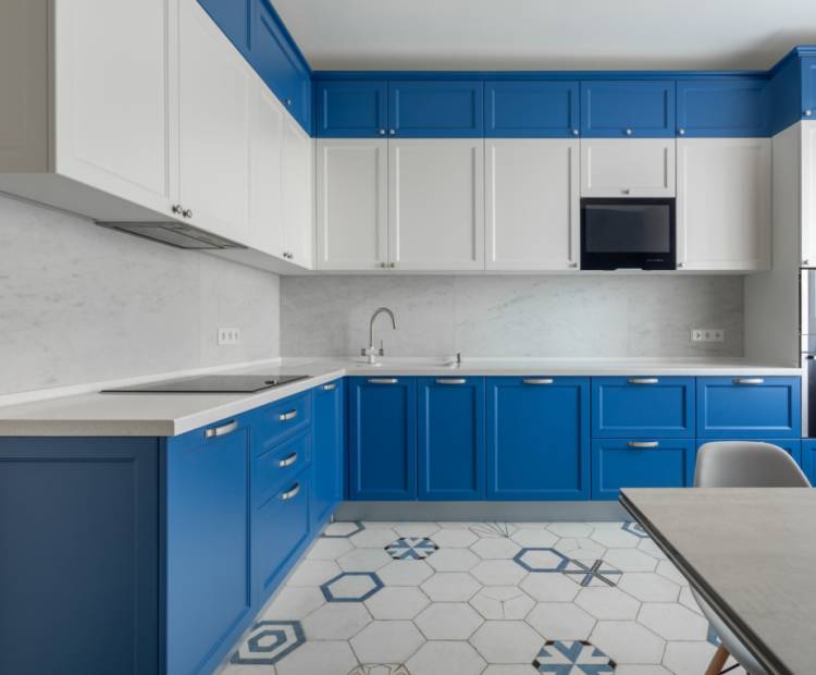 Бело-синяя угловая кухня по индивидуальным размерам