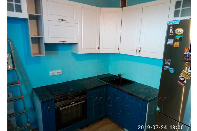 Бело синяя кухня в Мури