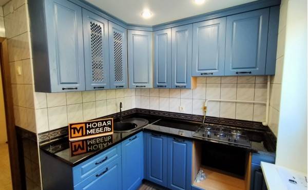 Синяя угловая кухня в классическом стиле на заказ в Краснодаре от компании Новая Мебель