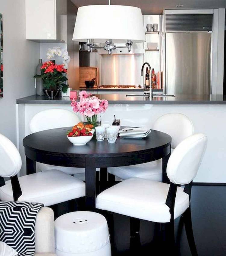 Черный кухонный стол в интерьере на кух