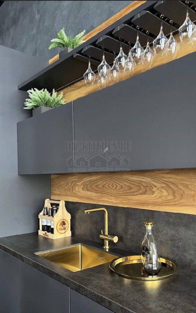 Элегантная темно-серая кухня с деревянной стеновой панелью