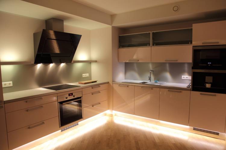 Подсветка для кухни под шкафы светодиодная, ее возможные варианты и характеристики