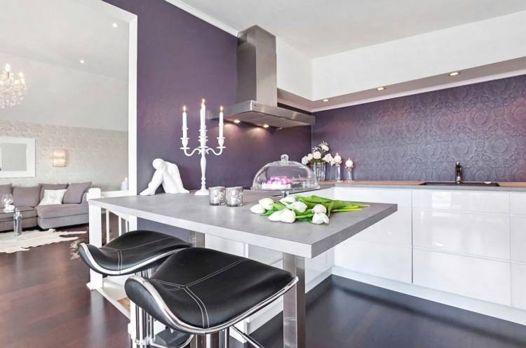Лиловая кухня с серыми обоями дизай