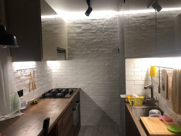 Натяжной потолок на кухню с газовой плитой, какой лучше выбрать? Какое освещение добавить