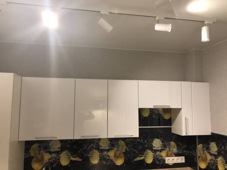 Освещение кухни трековыми светильниками установленными на натяжном потолк
