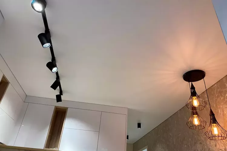 Натяжные потолки с трековыми светильниками по выгодной цене с качественной установкой в Студии Потолков