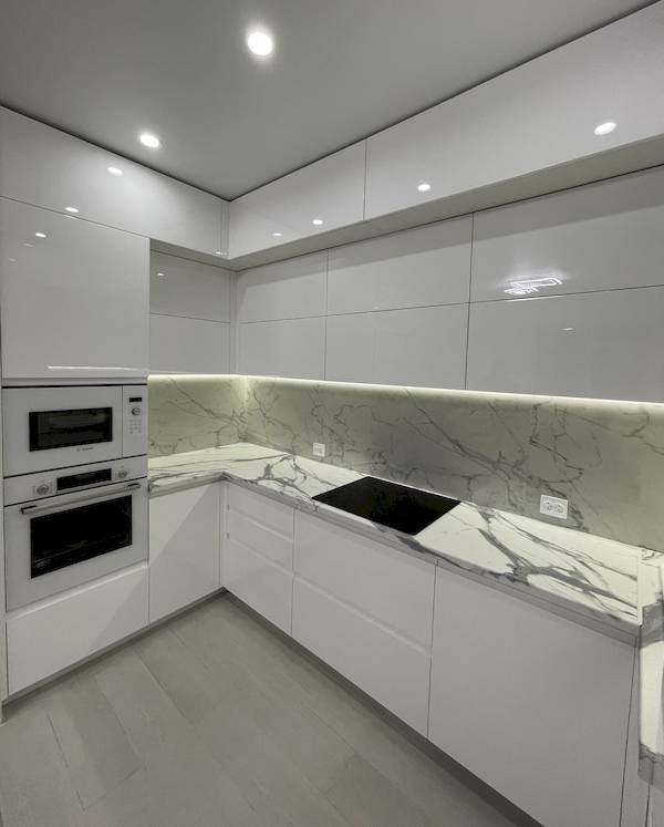 Белая глянцевая кухня до потолка: 104 фото в интерьере
