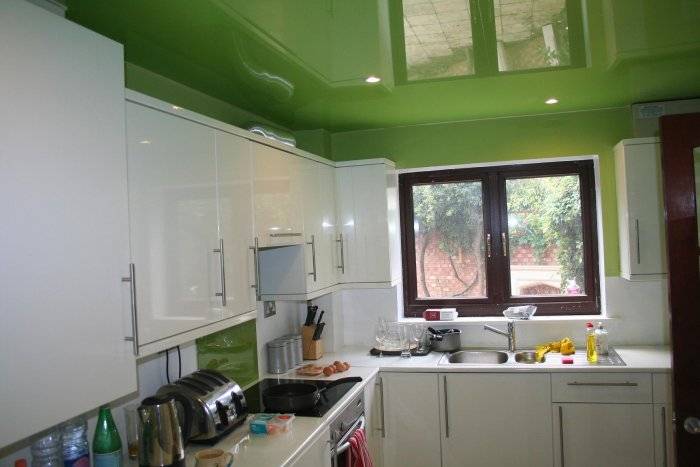 Зеленый потолок на кух