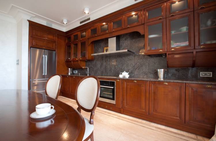 Кухня Василина в простом бело-коричневом стиле с серебристой встроенной техникой на заказ в Москве и Московской области