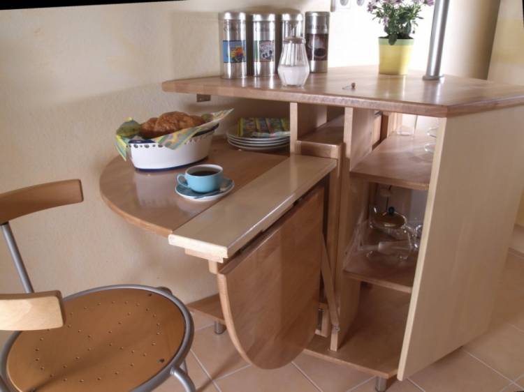Выдвижной стол для маленькой кухни