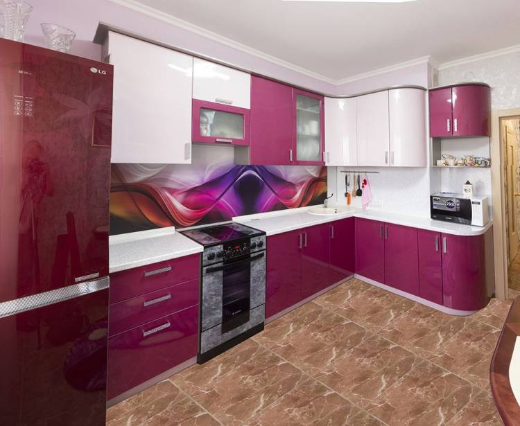 Современный кухонный гарнитур углом сиреневого цвета из МДФ и глянцевый пласти