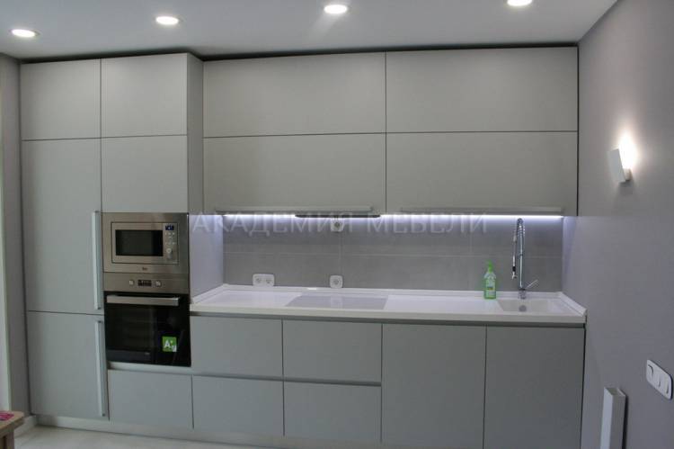 Светло-серая кухня в минималистичном стиле с полным функционалом внутри в Томске, фото и