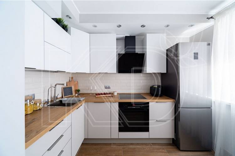 Белая кухня в квартире, белая кухня в маленькой квартире, белая кухня в интерьере маленькой квартиры