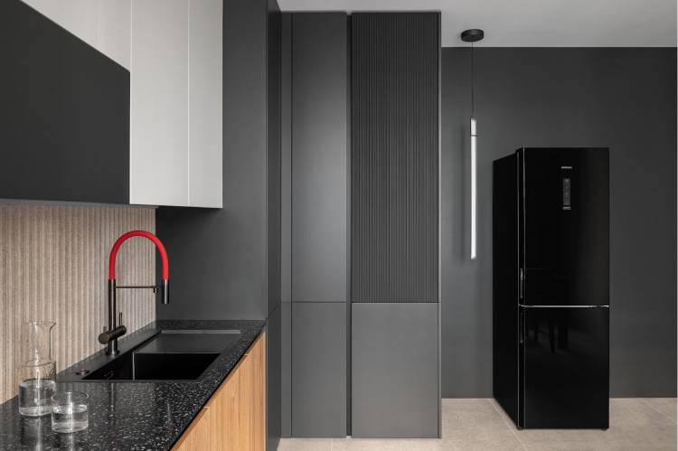 Отдельно стоящий холодильник в интерьере кухни: 58+ идей дизайна