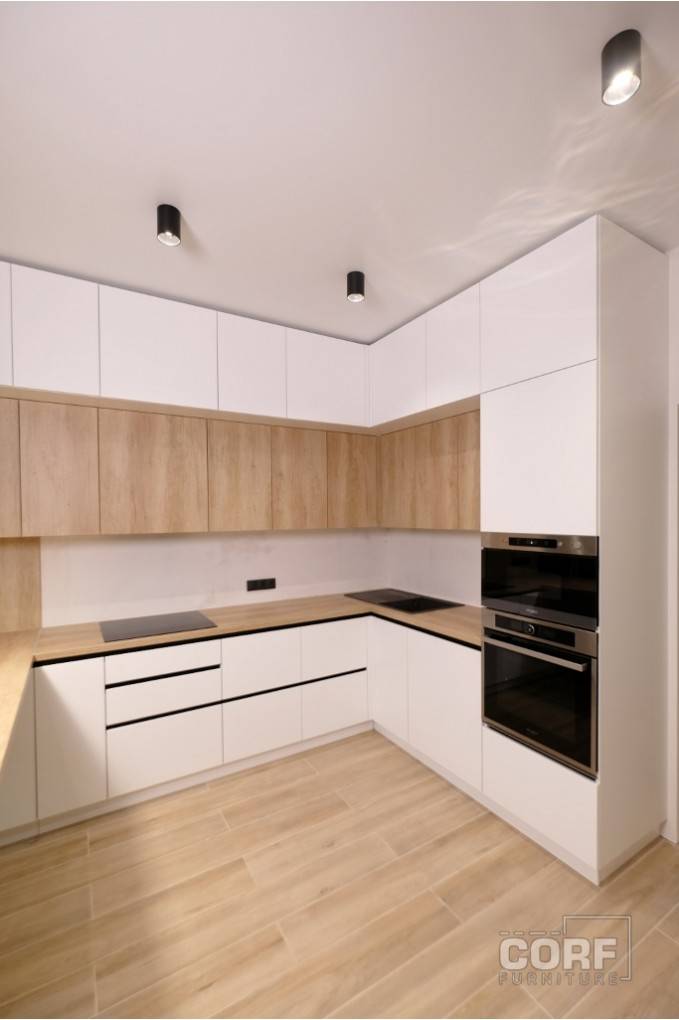 Белая кухня с деревянной столешницей и черными ручками под заказ, реальные фот