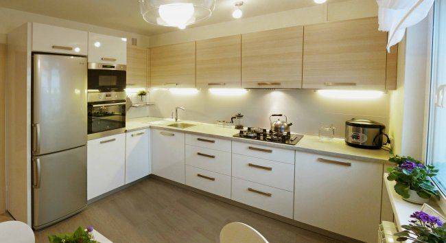 Дизайн угловой кухни в современном стиле с холодильником светлых тонах: 63+ идей дизайна