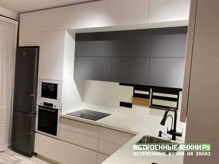 Встроенная угловая кухня в современном стиле с холодильником