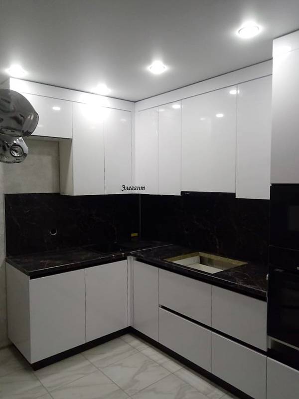 Белая кухня с черным профилем: 81 фото в интерьере