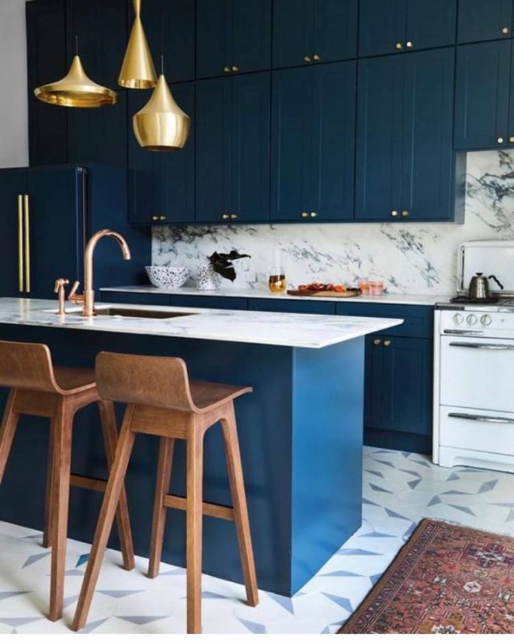 Синяя кухня с мраморной столешницей