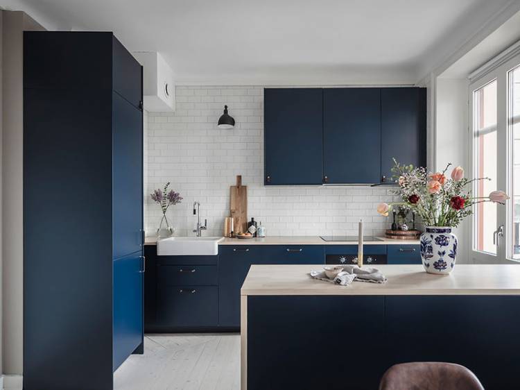 Красивая синяя кухня и зелёная гостиная