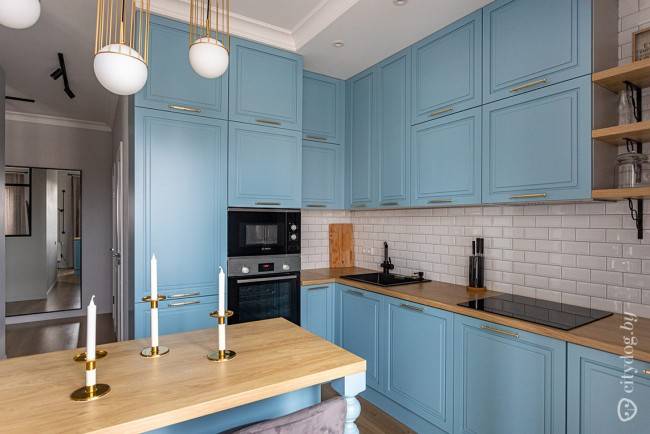 Красивая голубая кухня с островом в скандинавском стиле » Дизайн кухни