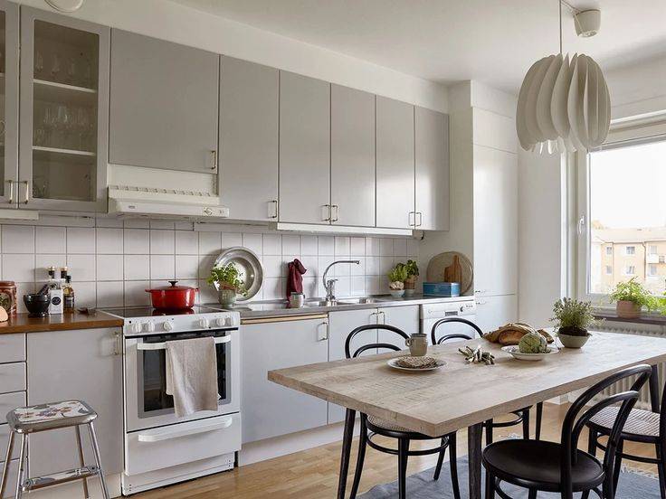 Дизайн кухонь с отдельно стоящей плитой, которые выглядят стильно (не обязательно встраивать)