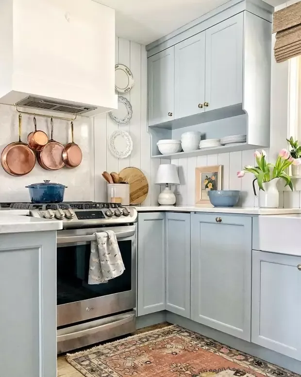 Дизайн кухонь с отдельно стоящей плитой, которые выглядят стильно (не обязательно встраивать)