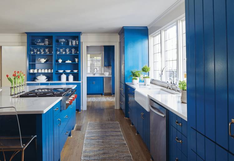 Синие обои в интерьере кухни
