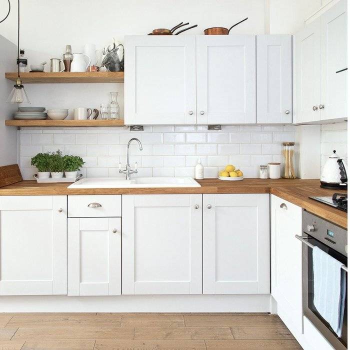 Белая кухня с белой столешницей