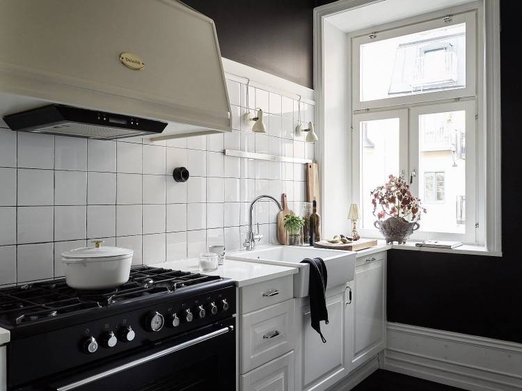 Дизайн кухни с черной плитой