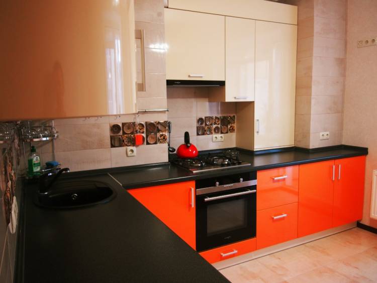 Оранжево черная кухня фото заказа