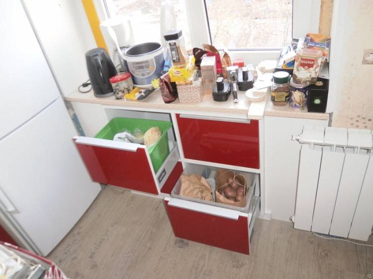 Варианты современной кухни с холодильником под окном