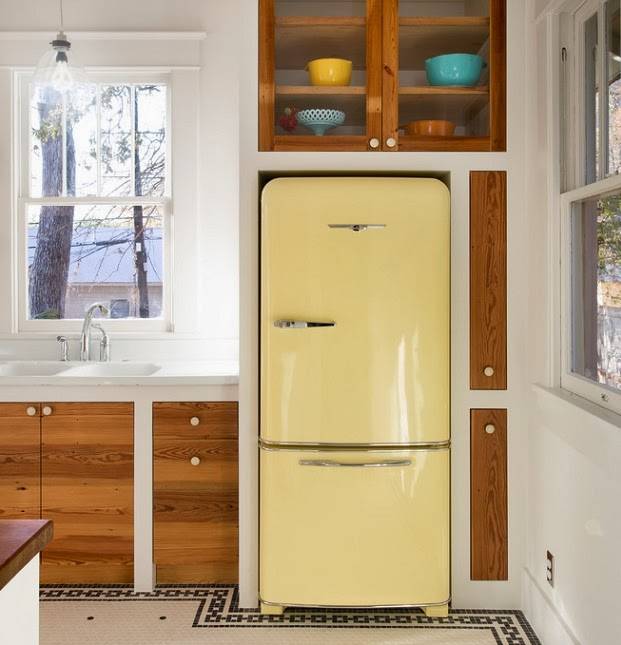 Холодильник под окном на кухне идеи интерьера: 63+ идей дизайна