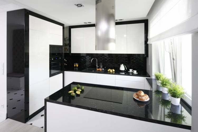 Белая угловая кухня с черной столешницей
