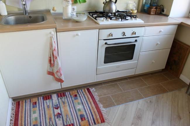 Белая кухня-гостиная в хрущевке в скандинавском стиле