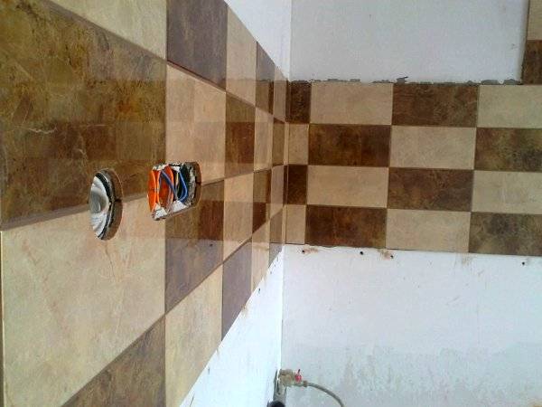 Укладка плитки на рабочую стенку кухни