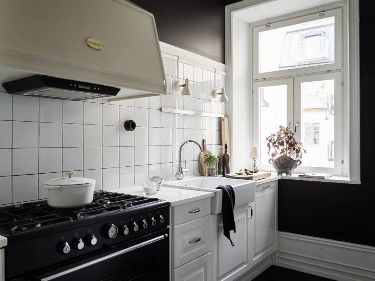Черная плита в интерьере кухни