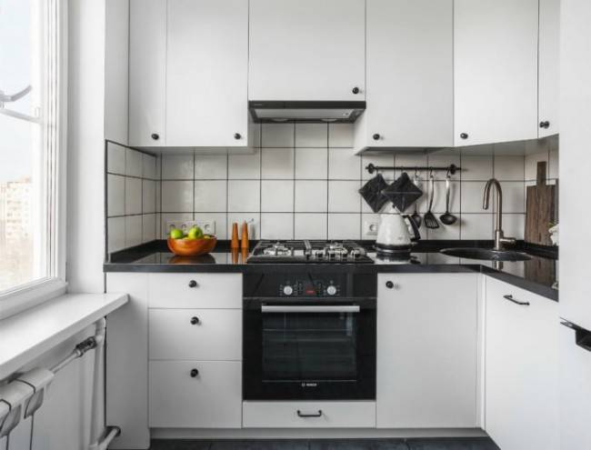 Белая кухня с черной столешницей